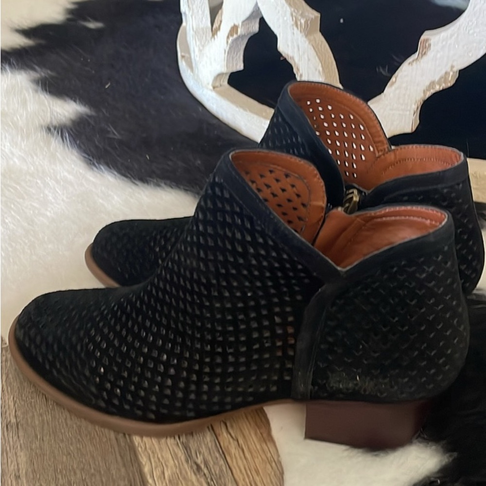 Jessica Simpson Black Textured Ankle Booties